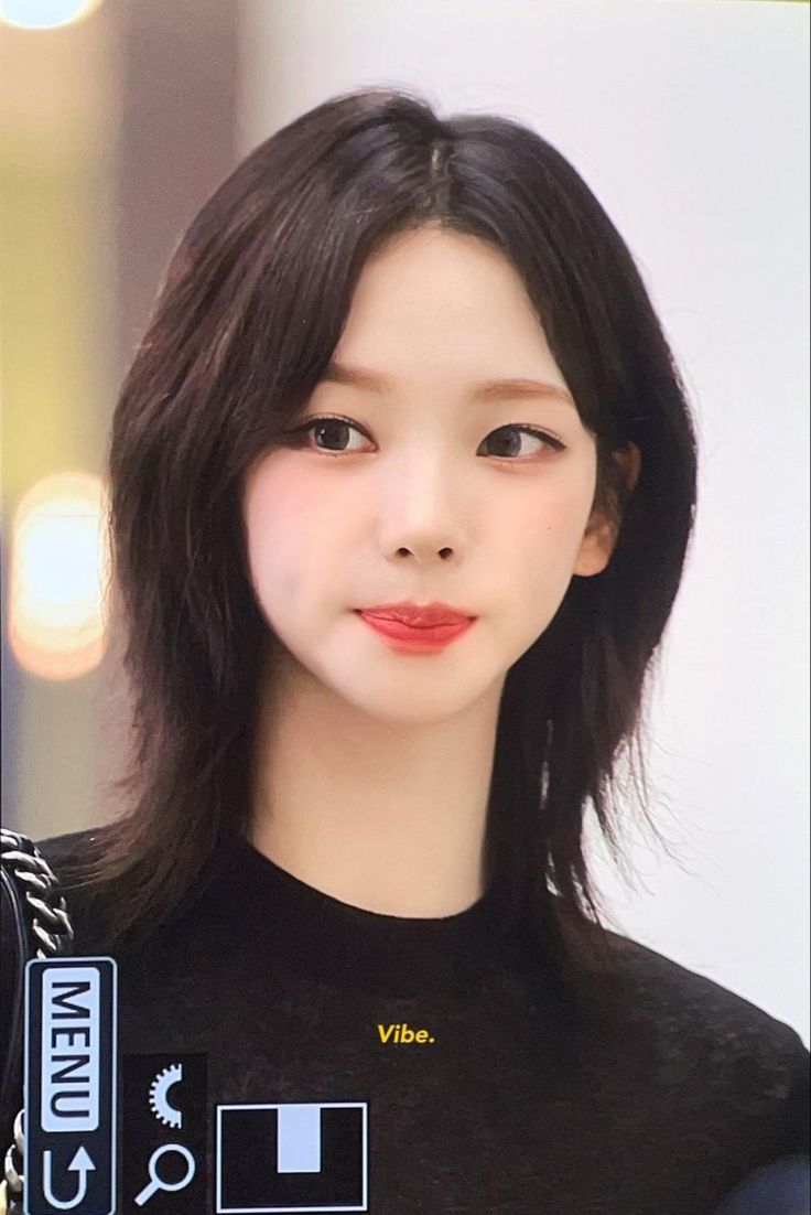 Prominent Korean Wolf Cut Short Hair Ideas 2023 Ootd Short Hair, Iu Haircut, Wolf Cut Short Hair, Korean Short Hairstyle, Karina Hair, Korean Wolf Cut, Wolf Cut Short, Kpop Short Hair, Japanese Short Hair