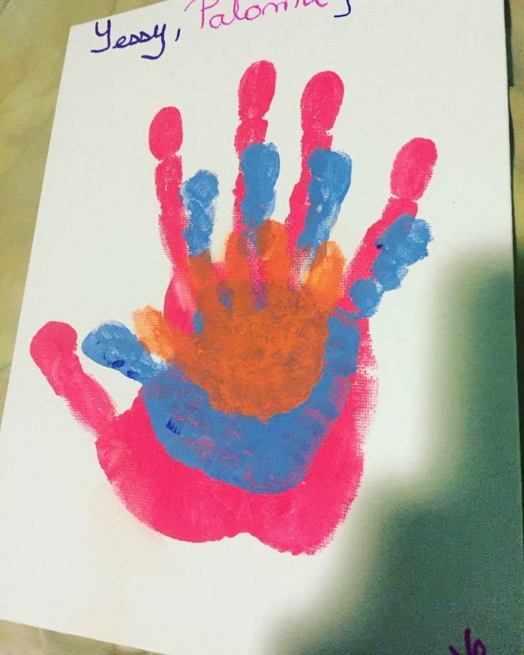 a child's handprint with the words yesy paloma on it