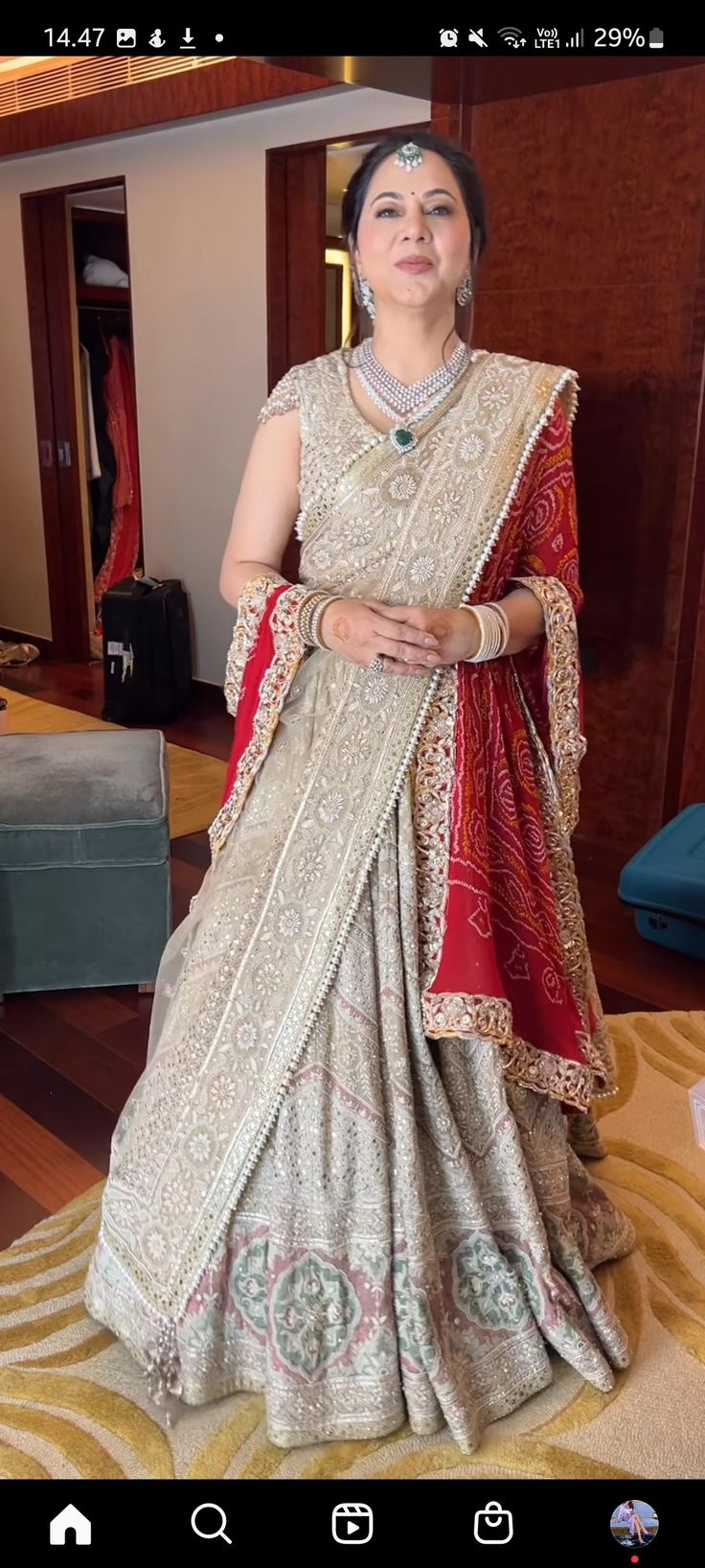 Bride’s Mother Dress Indian, Latest Saari Collection 2023, Indian Brides Mom Outfit, Rajputi Saree Blouse Design, Three Dupatta Bridal Lehenga, Outfits For Brides Mother Indian, Two Duppata Lehenga, Lehnga For Bride Mother Indian, Indian Wedding Outfits For Mom