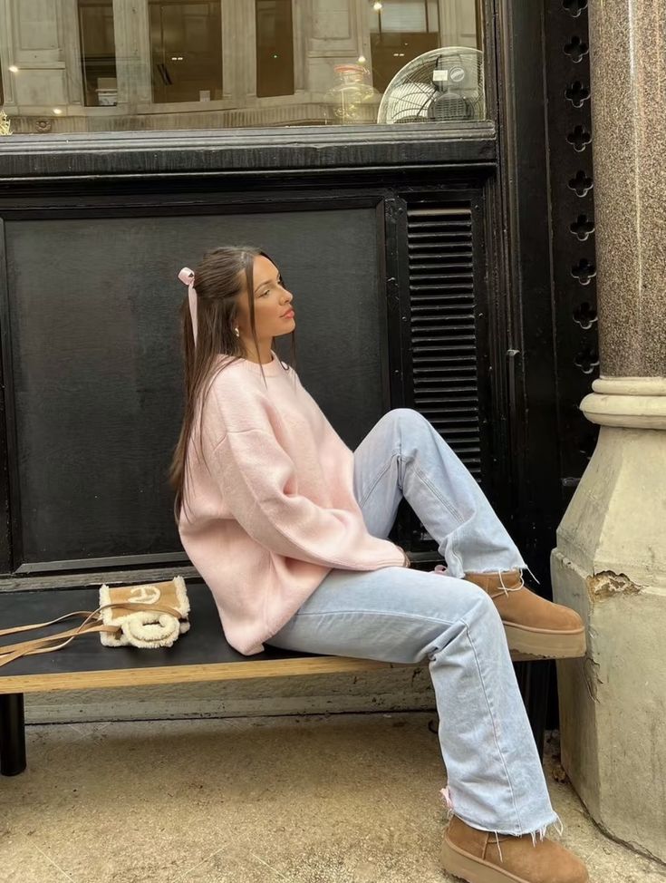 Styling Pullover Outfit, Light Pink Christmas Outfit, Pink Cold Weather Outfit, Light Pink Sweater Outfit Winter, Braids Outfit Winter, Pink Cozy Outfits, Winter Looks Aesthetic, Pink Sweater And Jeans Outfit, Spring Light Outfits