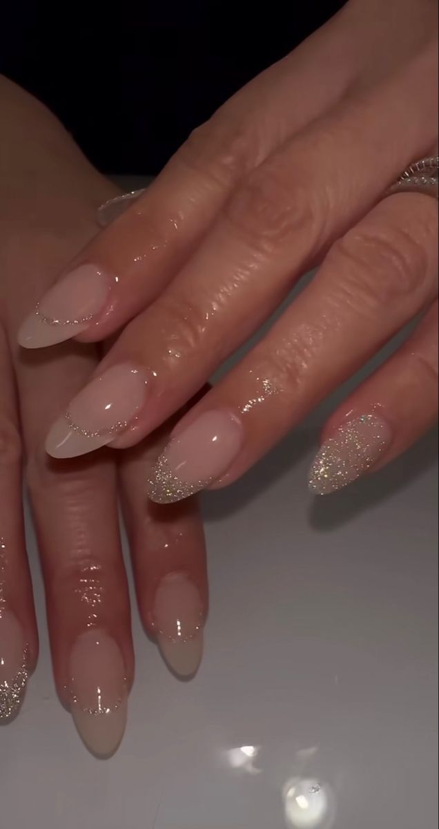 Nails That Match Champagne Dress, Glossy Sparkly Nails, Expensive Nails Aesthetic, Simple Glitter Nail Designs, Champagne French Tip Nails, Nail Glitter Ideas, Going Out Birthday Outfit, Chrome Nails With Glitter, Glittery Almond Nails