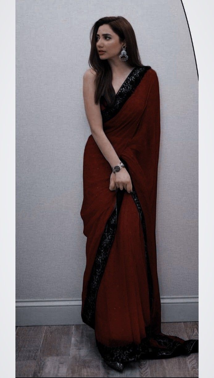 Partywear Saree Look, Red Blouse Black Saree, Red Sari With Black Blouse, Maroon Saree With Black Blouse, Black Saare Aesthetic, Red Colour Saree For Farewell, Saree For Fairwell Party, Black And Red Saree Look, Red Sari Aesthetic