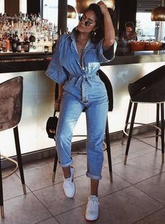 amazign outfit idea / bag white sneakers denim jumpsuit Jumpsuit Outfit With Sneakers, Outfit With Sneakers, Denim Jumpsuit Outfit, Jumpsuit Outfit Casual, Jean Jumpsuit, Outfits Dressy, Denim Outfits, Jumpsuit Outfit, Denim Jumpsuit