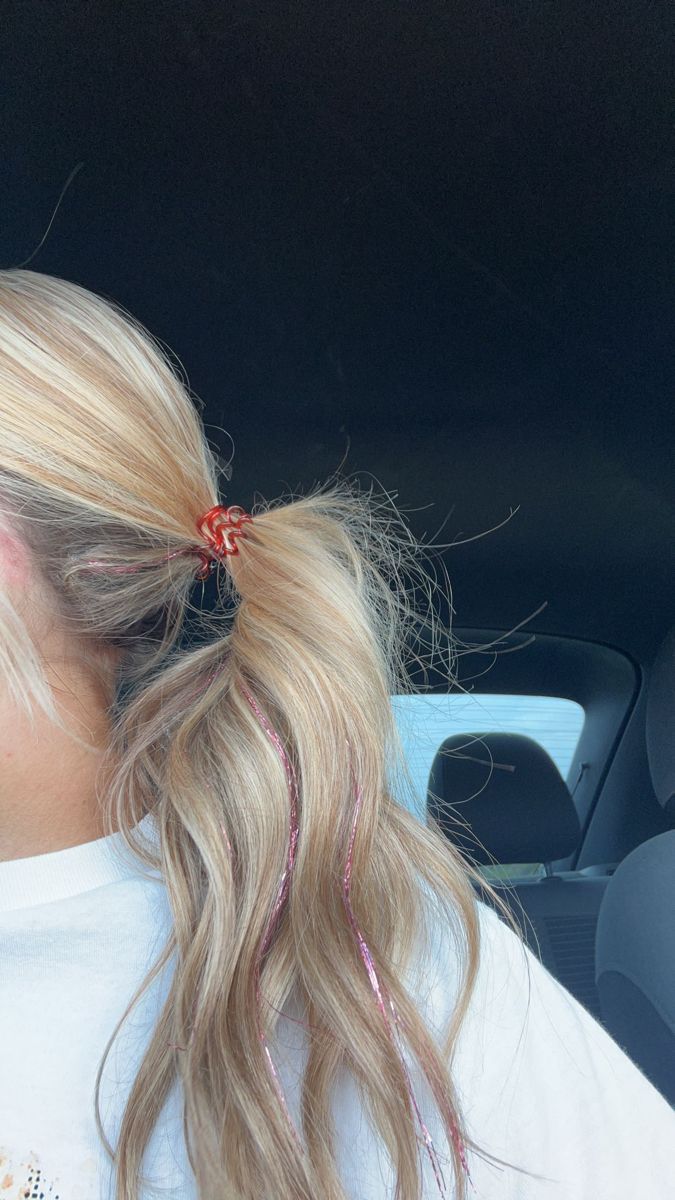 Tensile In Blonde Hair, Tinsel In Hair Blonde, Pink Tinsel In Blonde Hair, Ponytail With Tinsel, Hair Tensil Aesthetic, Blonde With Tinsel, Hair Tensil Blonde Hair, Hair Tensil Blonde, Hair Tinsel Blonde