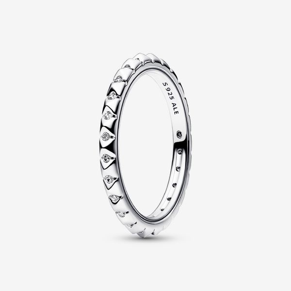 It's 90s and chill in sterling silver with the Pandora ME Pyramids Ring. This ring is punctuated by pyramid studs with clear cubic zirconia stones set between them. A grooved line along the edges of the ring adds a subtle, sleek design detail. Edgy yet elegant, this effortlessly cool piece will become a go-to option that works with everything, inspiring you to customise a fresh look every day. - Pandora ME Pyramids Ring - Sterling silver / Cubic Zirconia / Clear - Sz. 7 Pandora Me, Mesh Bracelet, Fresh Look, Bracelets And Charms, Stackable Rings, Stone Settings, Stacking Rings, Chain Bracelet, Sleek Design