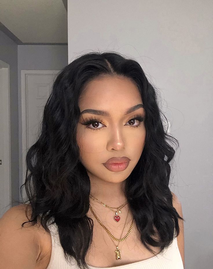 Latina Baddie Makeup, Peinado Aesthetic, Latina Makeup Looks, Latina Makeup, Soft Makeup Looks, Natural Glowy Makeup, Cute Makeup Looks, Curly Waves, Glamour Makeup