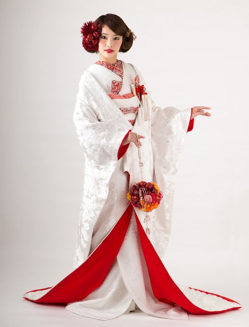 Hanami: About Kimono Traditional Japanese Wedding, Japanese Wedding Dress, Japanese Wedding Kimono, Japanese Bride, Kimono Traditional, Moroccan Bride, Informal Wedding Dresses, Bridal Kimono, Modest Bridal