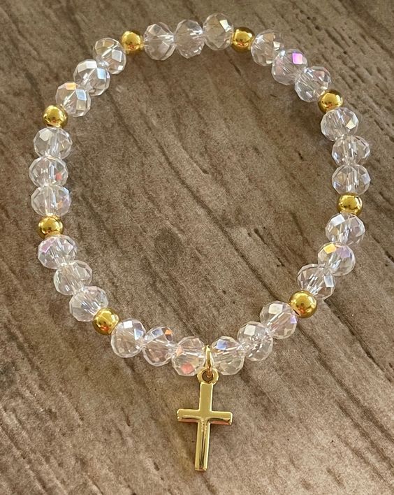 Gold Bead Bracelet Ideas, Religious Bracelets Diy, Crystal Beads Bracelets Ideas, Cross Beaded Bracelet, Beaded Stretch Bracelets Ideas, Elastic Bracelet Ideas, Bead Making Ideas, Bracelet Ideas With Words, Christian Bracelet Ideas