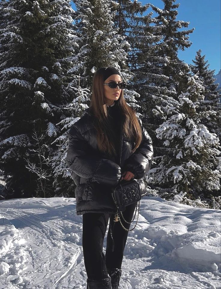 Silver Jacket Outfit, Aspen Trip, Winter Night Outfit, Winter Vacation Outfits, Ski Trip Outfit, Winter Outfits Snow, Snow Photoshoot, Cold Fashion, Mountain Outfit