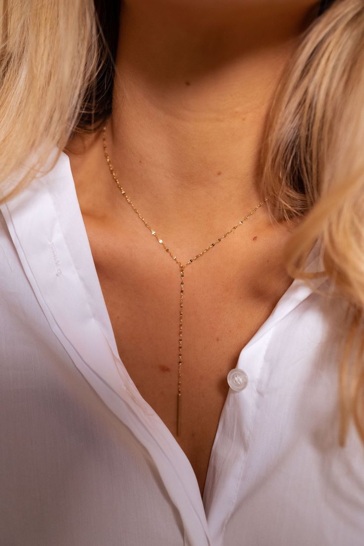 Elegant golden necklace with a drop chain detail; the perfect accessory to elevate any outfit. Must-have for any jewelry collection! Elegant Dangle Clavicle Chain Necklace, Elegant Layered Dangle Chain Necklace, Dainty Lariat Drop Necklace With Delicate Chain, Dainty Lariat Drop Necklace With Clavicle Chain, Dainty Long Drop Clavicle Chain Necklace, Chic Gold Lariat Necklace With Clavicle Chain, Chic Gold-tone Chain Necklace With Clavicle Chain, Long Charm Necklace With Adjustable Chain For Party, Chic Lariat Necklace With Clavicle Chain For Party