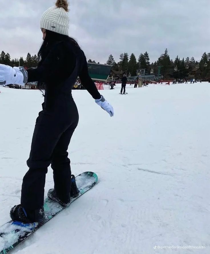 Snow Boarding Outfits Woman, Cabin Trip Outfit, Snow Outfit Ideas, Winter Outfits Dress, Aspen Trip, Girls Ski Trip, Snow Outfits For Women, Women Snowboarding, Ski Fits