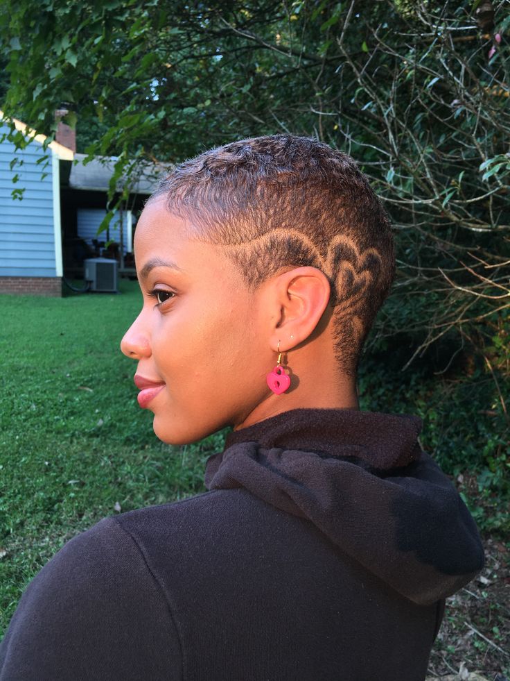 Fade Haircut Women, Natural Hair Short, Short Natural Haircuts, Buzz Cut Hairstyles, Short Hair Designs, Short Shaved Hairstyles, Shaved Hair Designs, Shaved Side Hairstyles, Buzzed Hair