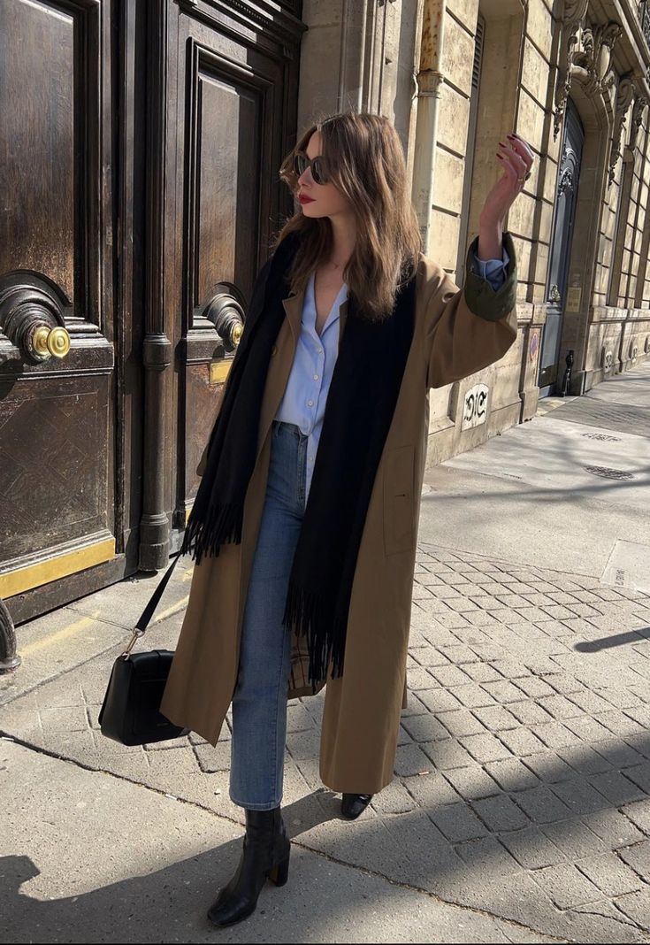 Busy Girl, City Outfit, Nyc Outfits, White Blouses, Fall Chic, Teaching Outfits, Cold Fits, Street Style Parisian, Europe Outfits