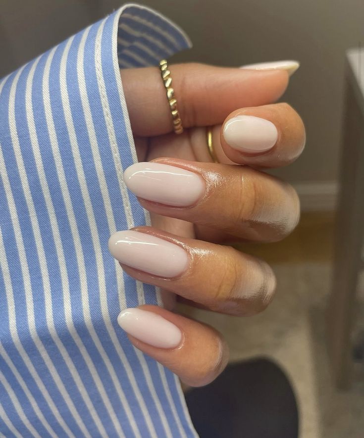 Classy Nails Dip Powder, Pretty Neutral Nails Classy, Oval Beige Nails, Neutral Nail Ideas Classy, Nail Ideas Clean Girl, Nail Color For Blondes, Vanilla Cream Nails, Natural Acrylic Nails Round, Carmel Nails Color