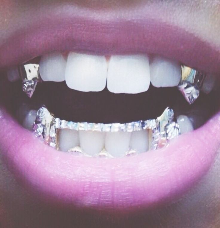 I don't know why I love these grills with the vampire teeth Girls With Grills, Girl Grillz, Fang Grillz, Grillz Teeth, Diamond Grillz, Gold Grillz, Grills Teeth, Vampire Teeth, Tooth Gem