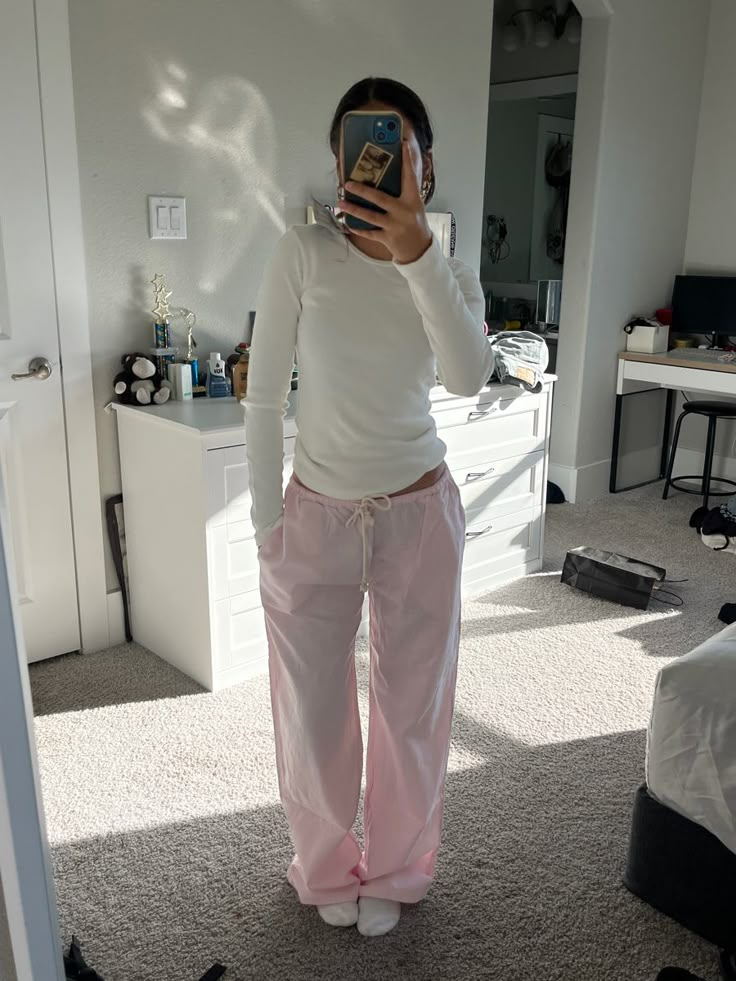 Simple Girly Outfits, Pink Linen Pants, Linen Pants Outfit, Cute Lazy Day Outfits, Stockholm Style, Lazy Day Outfits, Stockholm Fashion, Print Pants, Mode Inspo