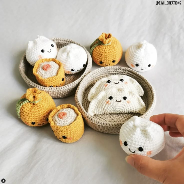 crochet pattern for amigurmuss in spanish with instructions to make them