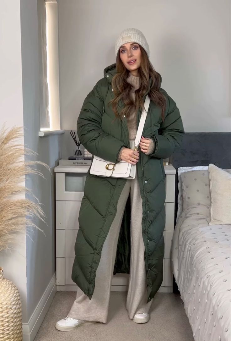 Long Green Puffer Jacket Outfit, Green Puffer Coat Outfit, Green Parka Outfit Winter, Green Puffer Outfit, Green Puffer Jacket Outfit, Green Parka Outfit, Parka Outfit Winter, Long Jacket Outfit, Long Puffy Coat