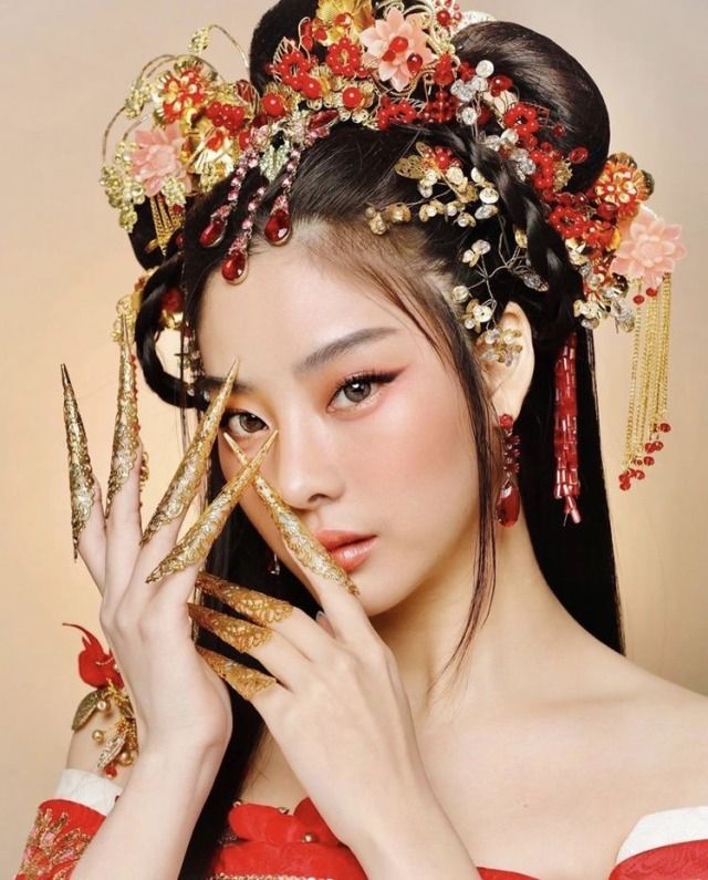 Cny Makeup Chinese New Years, Chinese Hanfu Makeup, Chinese New Year Costume, Chinese New Year Makeup Look, Ancient Chinese Makeup, Chinese New Year Outfit Ideas, Happy New Year Makeup, Chinese New Year Makeup, Chinese Makeup Look