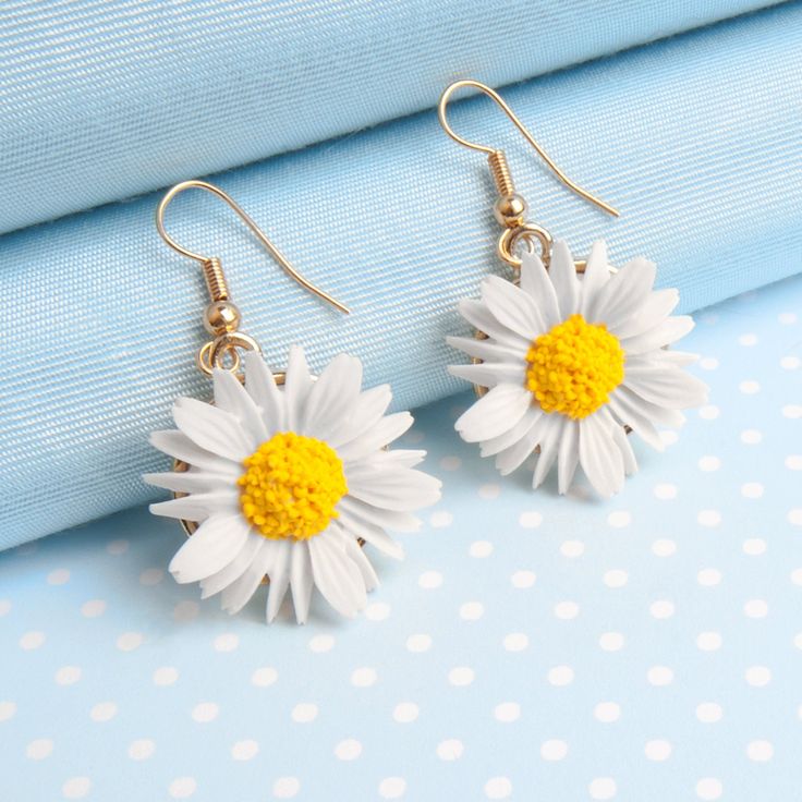 An elegant ,yet stunning design of a beautifully sculpted and hand painted Daisy in a choice of either gold plated or silver plated British pewter setting The fish hook,ball and spring ear wires are available in a choice of Silver plated, gold plated, Sterling Silver or gold plated Sterling Silver.A design to match any colour and to stand out and make a strong ,bright statement. Designed, hand made in a resin mixture and carefully hand painted in fine quality acrylic pigments by the partners in Cheap Party Earrings For Mother's Day, Daisy Jewellery, Daisy Jewelry, Daisy Painting, Earring Gold, Black Card, Daisy Earrings, White Daisy, Jewelry Case