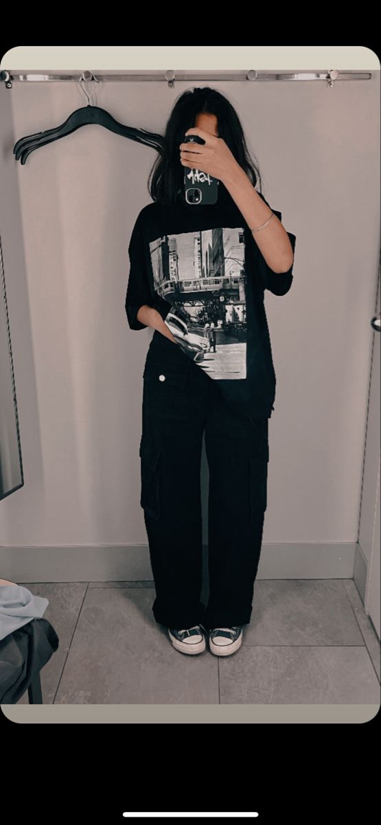 Baggy Outfit Woman Aesthetic, Casual Outfits Oversized Tshirt, Cool Oversized Outfits, Black Baggy Outfit Aesthetic, Black Baggy Clothes Aesthetic, Oversize Clothes Aesthetic, Black Baggy Shirt Outfit, Oversized Tshirt Outfit Style, Oversized T Shirt For Women