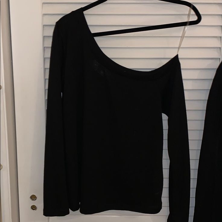 Mixology Off The Shoulder Sweater In Black. New With Tags. Super Cute Basic Black Off The Shoulder Shirt. Black Stretch Long Sleeve Top For Loungewear, Casual Black Long Sleeve Top For Loungewear, Black Long Sleeve Loungewear Top For Spring, Black Long Sleeve Top For Spring Loungewear, Off The Shoulder Sweater, Off Shoulder T Shirt, Black Off Shoulder, Shoulder Shirts, Mixology