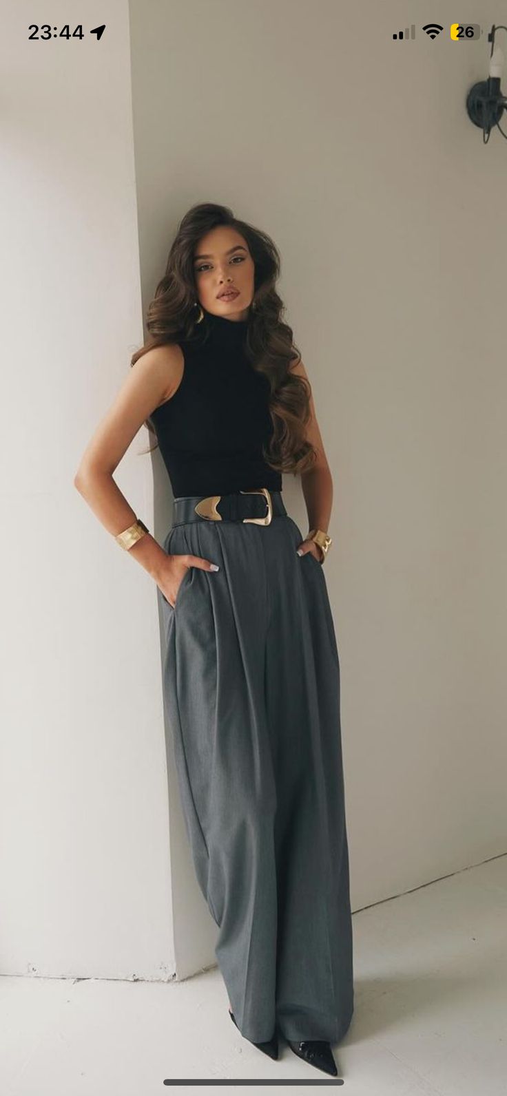 Wide Leg Grey Pants Outfit, Pantalon Ancho Outfits, Dark Feminine Outfits Summer, Grey Trousers Outfit Women, Wide Leg Trousers Outfit, Look Working Girl, Elegantes Outfit Damen, 2024 Ideas, Trouser Outfit