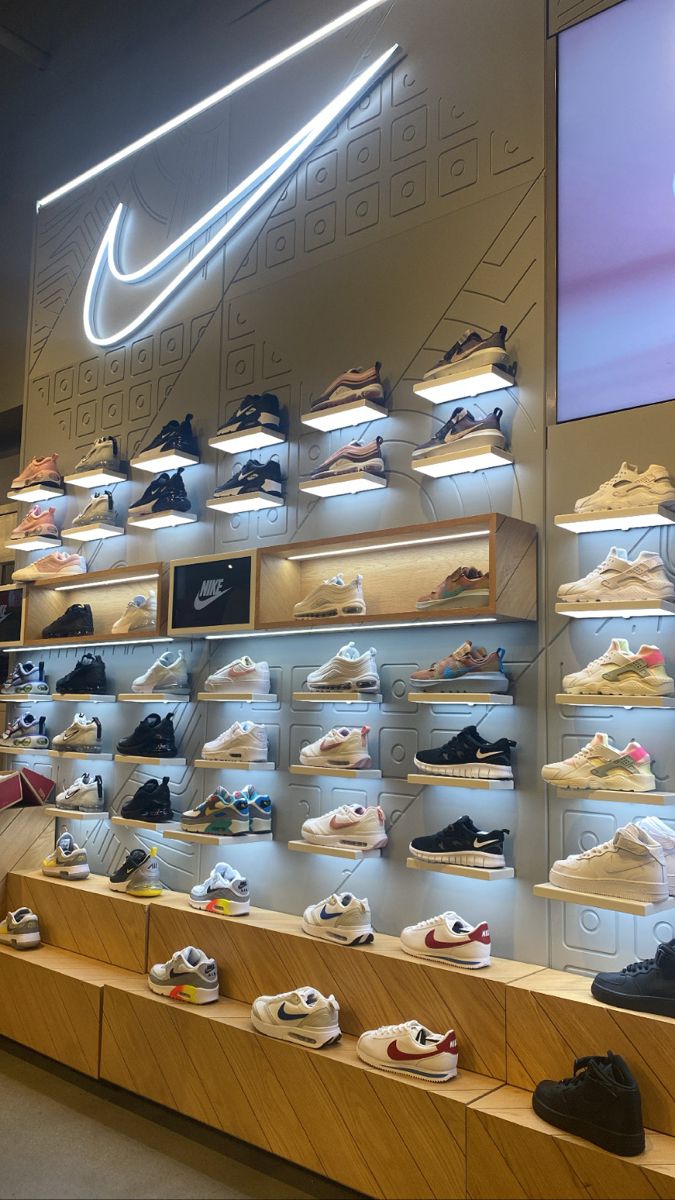 Kasut Nike, Sneakerhead Room, Shoe Store Design, Shopping Pictures, Shoe Wall, Snap Streak Ideas Easy, Chill Photos, Cool Instagram, Store Design Interior