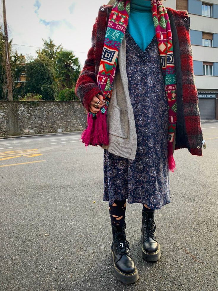 Artsy Eclectic Fashion, Hippie Cold Weather Outfits, Maximalism Style Fashion, Boho Maximalism Outfits, Vintage Maximalism Fashion, Vintage Eclectic Outfits, Winter Maximalist Outfits, Eclectic Maximalism Outfit, Maximalism Fashion Aesthetic