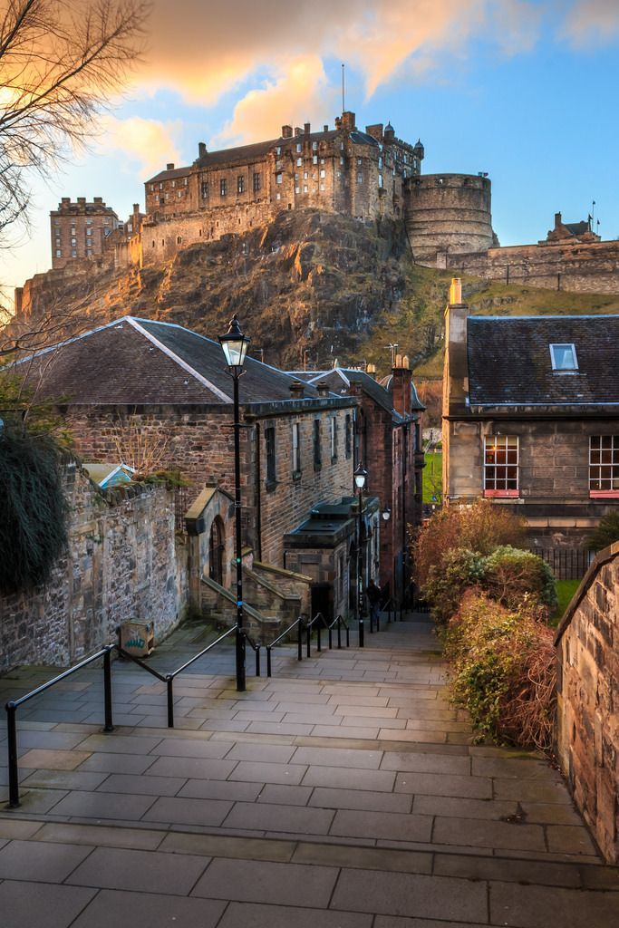 an alley way leading to the castle on top of a hill in edinburgh, scotland