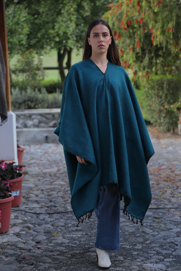 100% tejidos a manos en telares de madera, con lana. Estos ponchos son el resultado del arduo trabajo y dedicación de una familia que durante años ha honrado el arte de tejer en telares de madera, preservando con orgullo su legado cultural. El poncho "Elena" lleva el nombre de la Señora Elena, una mujer ejemplar y que se ha convertido en una de las últimas guardianas de esta preciada tradición en el Ecuador. Su sabiduría y habilidad han sido transmitidas a través de generaciones, asegurando que Traditional Handwoven Poncho For Fall, Traditional Winter Poncho, Traditional Handwoven Poncho One Size, Traditional Handwoven One-size Poncho, Traditional Handmade Winter Cape, Traditional One Size Woven Poncho, Traditional Winter Poncho One Size, Traditional Blue One-size Poncho, Traditional Woven Winter Shawl