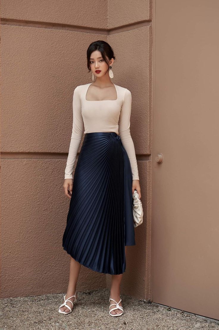 Skirt White Outfit, Elegant Skirt Outfits, Midi Silk Skirt, A Line Skirt Outfits, Skirts Winter, A Line Midi Skirt, Skirts Ideas, Boho Street Style, Western Gown