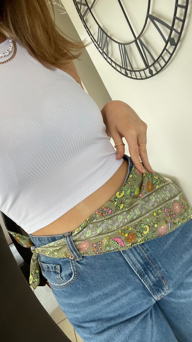 #aesthetic #bandana #90sfashion #90s Bandana And Dress, Bandana On Leg Outfit, Summer Outfits Bandana, Bandana As Accessory, Bandana Belt Outfit, Bandana Styling Outfits, Style Bandana Outfit, How To Style A Bandana On Jeans, Bandana Around Leg