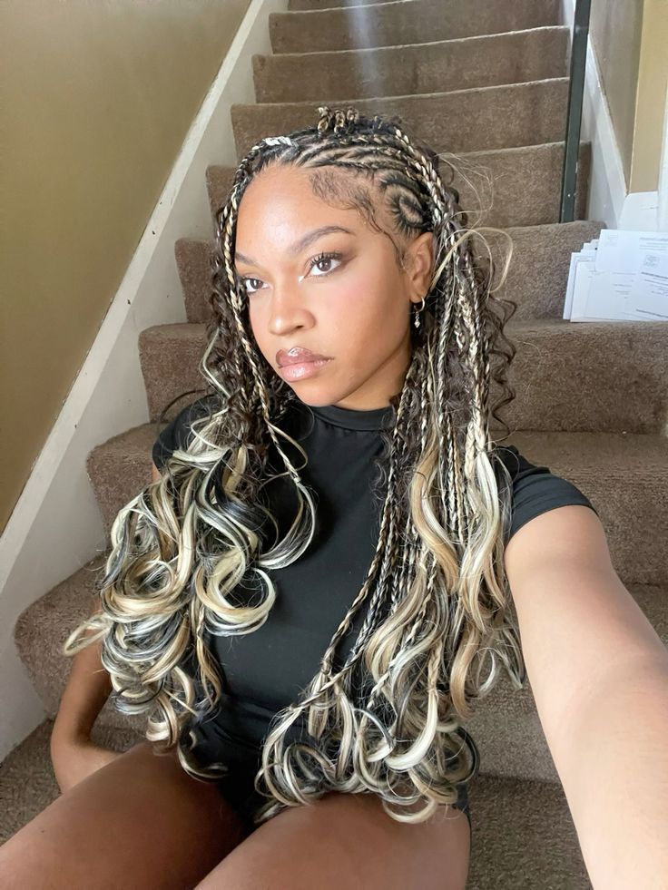 Blond Protective Hairstyles, Brown Mixed With Blonde Hair, French Curls Braids Cornrows, Cornrow French Curl, Fulani French Braids, Breads Hair Hairstyles For Women, Fulani Braids Hairstyles Blonde, French Curl Cornrow Braids, Black And Blonde Braids Mixed