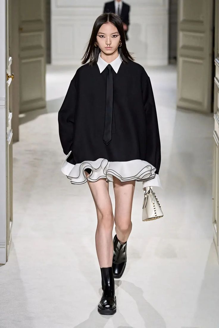 Valentino Fall 2023, Valentino Black, Couture Runway, Fall 2023, Fashion Show Collection, 2023 2024, Rick Owens, Italian Fashion, Victoria Beckham