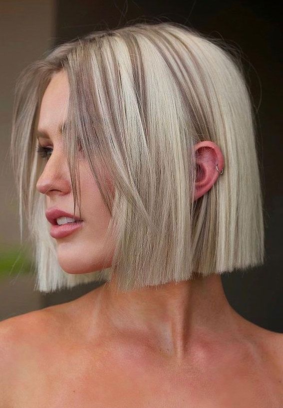 two-toned blonde bob haircut, colored bob haircut, bob hairstyle, textured bob with color ideas Braid Perm, Cute Bob Hairstyles, Middle Part Hairstyles, Haircut Straight, Braids Styles, Corte Bob, Lob Hairstyle, Blonde Pixie Cuts, Mens Braids