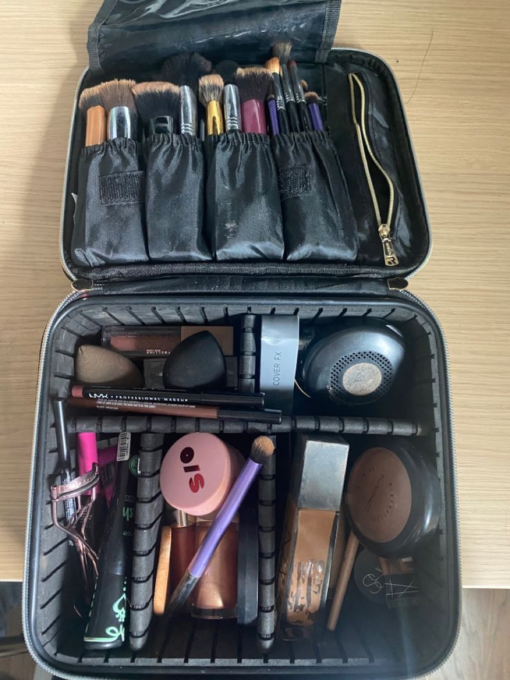 Organizational makeup carrier off Amazon! Makeup Bag Compartments, Makeup Organiser Bag, Traveling Makeup Bag, Makeup Bag Big, Small Makeup Collection, Big Makeup Bag, Travel Makeup Bag Essentials, Big Makeup Bags, Makeup Suitcase