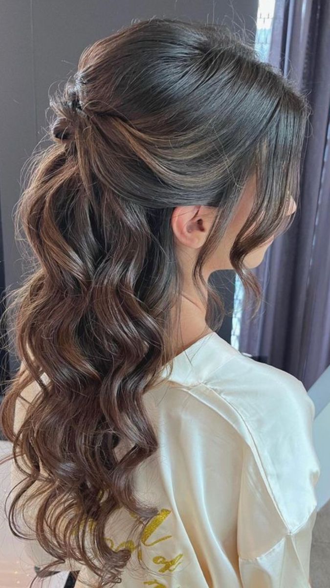 Mom Hairstyles For Quince, Quince Short Hairstyles, Hair Styles Quince, Straight Hair Formal Styles, Gown Hairstyle Indian, Hair Trends For Brunettes, Formal Party Hairstyles, Dark Hair Trends, Prom Hair Braids