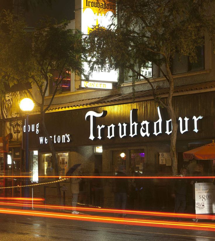 the outside of a restaurant at night with blurry lights