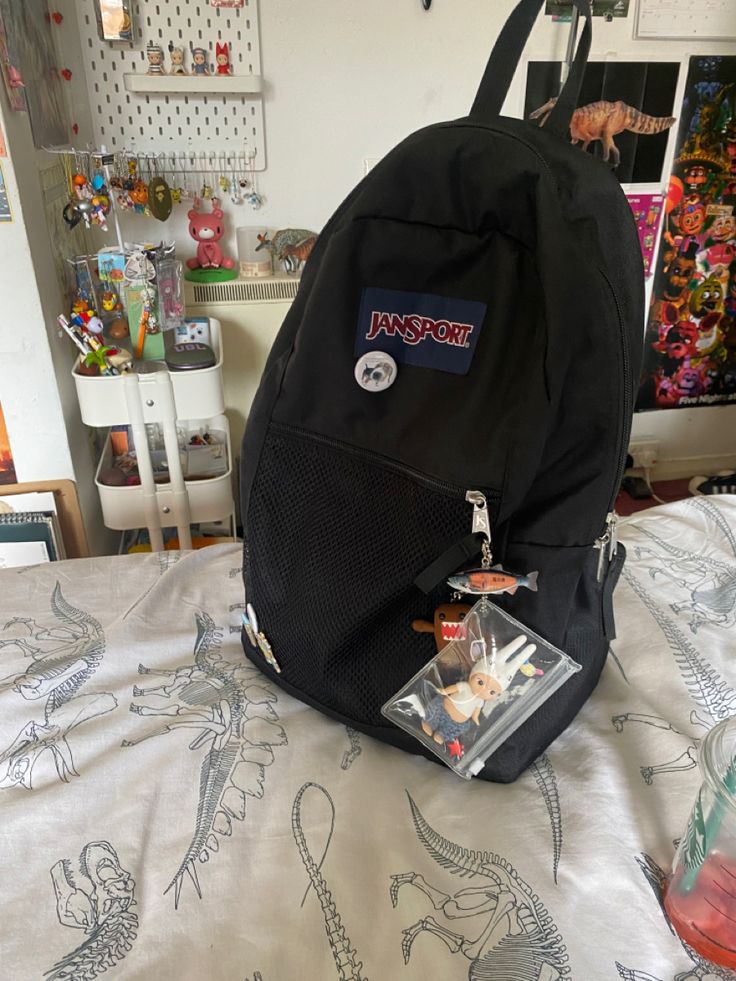 Black School Bags Aesthetic, Black Aesthetic Backpack, Black Bookbag Aesthetic, Backpacks Aesthetic Grunge, Jansport Right Pack Aesthetic, Aesthetic Backpack Grunge, Jansport Backpacks Aesthetic, Jansport School Bags, Black Jansport