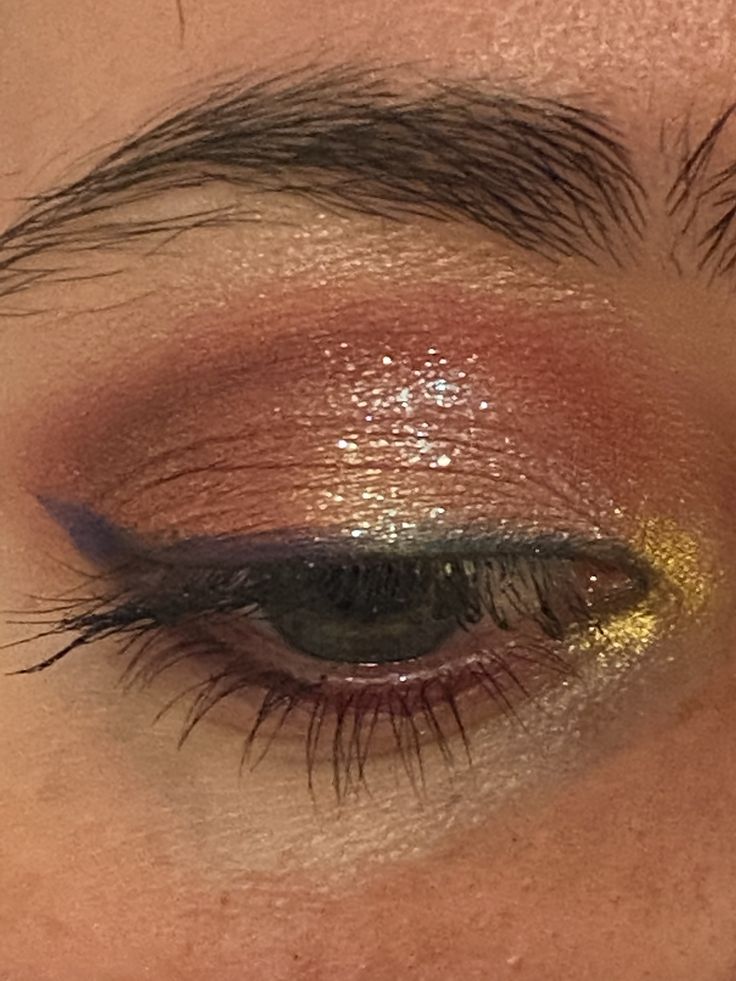 This was my first look with the Lunar Beauty Strawberry Dream palette :) Lunar Makeup, Lunar Beauty, First Look, Makeup Looks, Beauty Makeup, Glitter, Makeup, Gold, Beauty