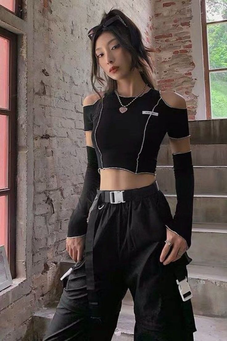 Techwear Women, Gothic Crop Tops, E Girl Style, Patchwork Crop Top, Y2k Crop Top, Black T Shirts, Cropped Tops, Shoulder Crop Top, Black Crop Tops