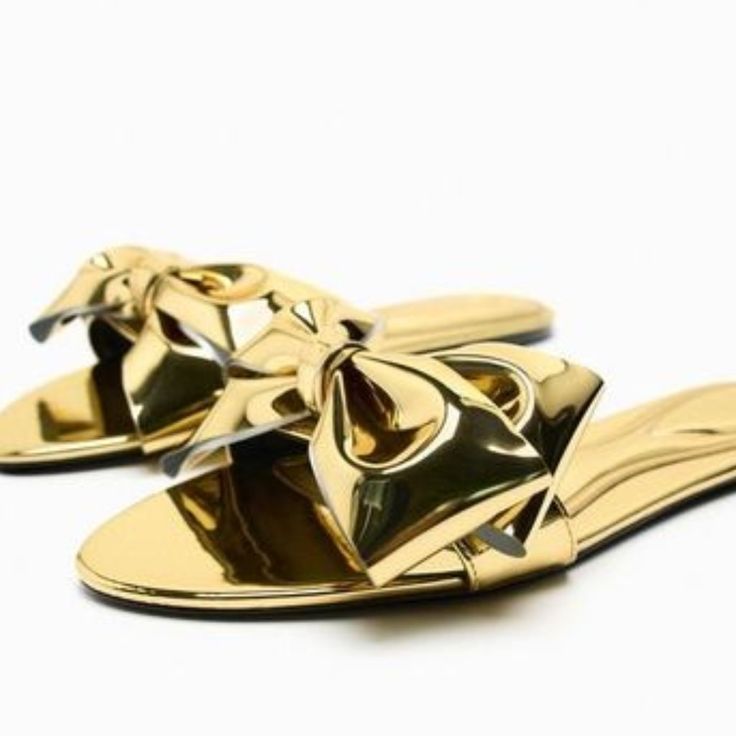 Zara Woman New Collection Spring Summer 2023 Metallic Flat Slider Sandals. Bow Embellishment On The Front. Sole Height: 1 Cm. / 0.3″ Brand New Size 7.5 Composition Upper 100% Polyurethane Lining 100% Polyurethane Sole 100% Polyurethane Thermoplastic Insole 100% Polyurethane By Chic Gold Flats For Spring, Gold Sandals For Spring Evenings, Gold Sandals For Evening In Spring, Gold Evening Sandals For Spring, Elegant Gold Flats For Spring, Elegant Beach Flats For Spring, Elegant Spring Beach Flats, Trendy Gold Sandals For Summer, Flat Heel Sandals For Spring Party