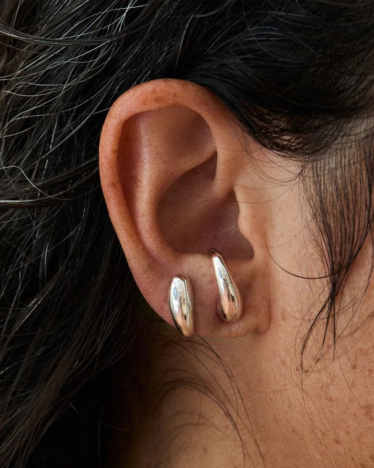 vuelta – Hernan Herdez Queer Earrings Aesthetic, Small Gauges Women, Everyday Earring Stack, Aesthetic Piercings Ear, Dainty Piercings, Hair Accessories Short Hair, Earring Stack Ideas, Hernan Herdez, Cool Piercing