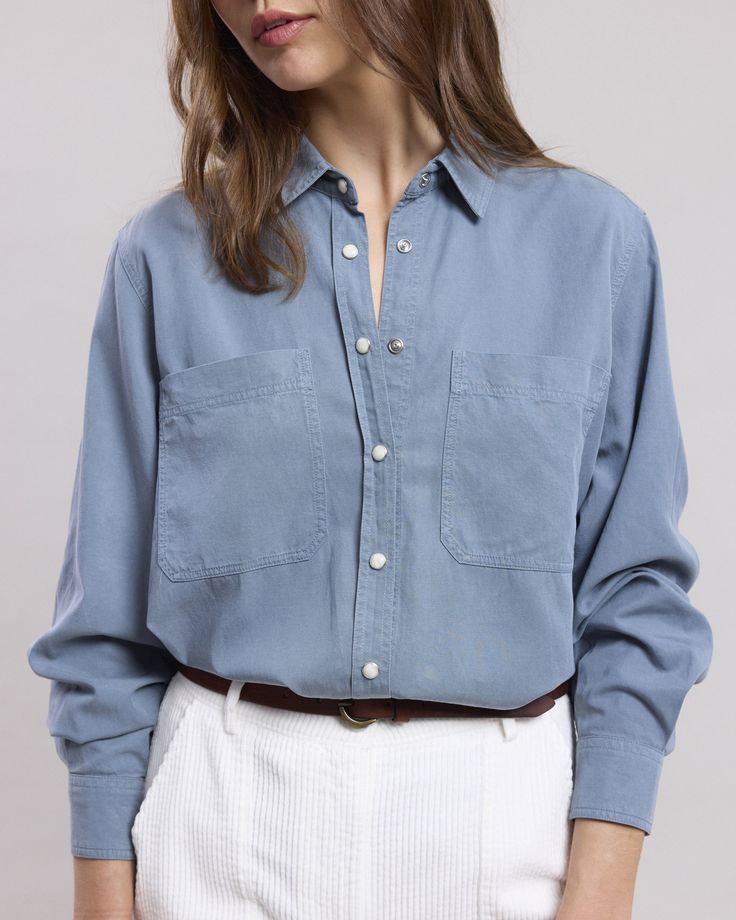 Women's cotton gabardine shirt with long sleeves and simple cuffs. Visible snap button placket. Two patch pockets. Woman Shirt, Twill Shirt, Style Chic, White Pants, Button Placket, Snap Button, Summer Collection, Cotton Twill, Casual Style