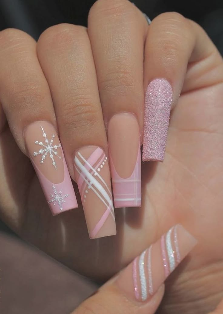 Simple Christmas Nails, Art Nails Design, December Nails, Winter Nails Acrylic, Christmas Nails Easy, Christmas Nails Acrylic, Candy Cane Stripes, Acrylic Nails Coffin Short, Pink Acrylic Nails