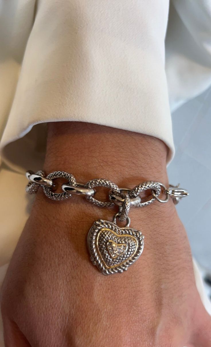 bracelet with heart, with gold details, and silver color Silver Heart Shaped Metal Jewelry, Heart Shaped Silver Metal Jewelry, Trendy Silver Chain Heart Jewelry, Elegant Adjustable Charm Bracelet With Heart Pendant, Elegant Adjustable Heart Charm Bracelet, Elegant Adjustable Sterling Silver Bracelet With Heart Charm, Dainty Metal Jewelry With Heart Beads, Silver Heart-shaped Metal Jewelry, Silver Tarnish Resistant Double Heart Jewelry