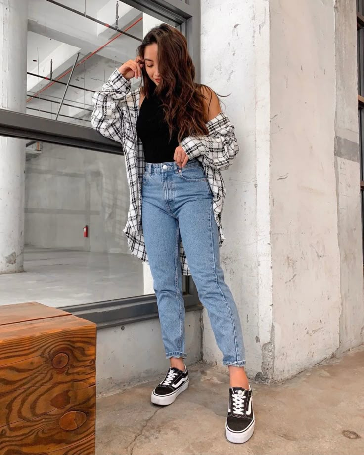 Old Skool Outfit, Black Vans Outfit, Vans Outfit, Looks Pinterest, Old Outfits, Mom Jeans Outfit, Jeans Outfit Women, Flannel Outfits, Body Suit Outfits