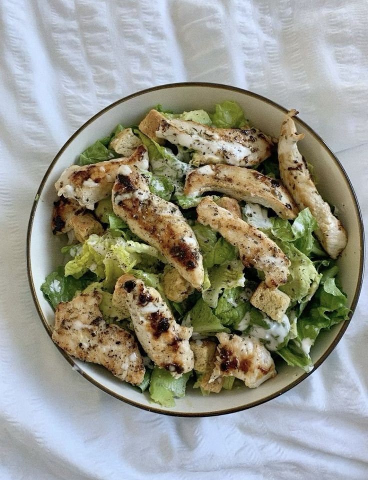 Cooking Aesthetic Healthy, Caesar Salad Healthy, Cesar Salad With Chicken, Healthy Stomach Food, Healthy Food Esthetics, Clean Girl Meals, Caesar Salad Aesthetic, Healthy Meals Aesthetic, Clean Girl Food