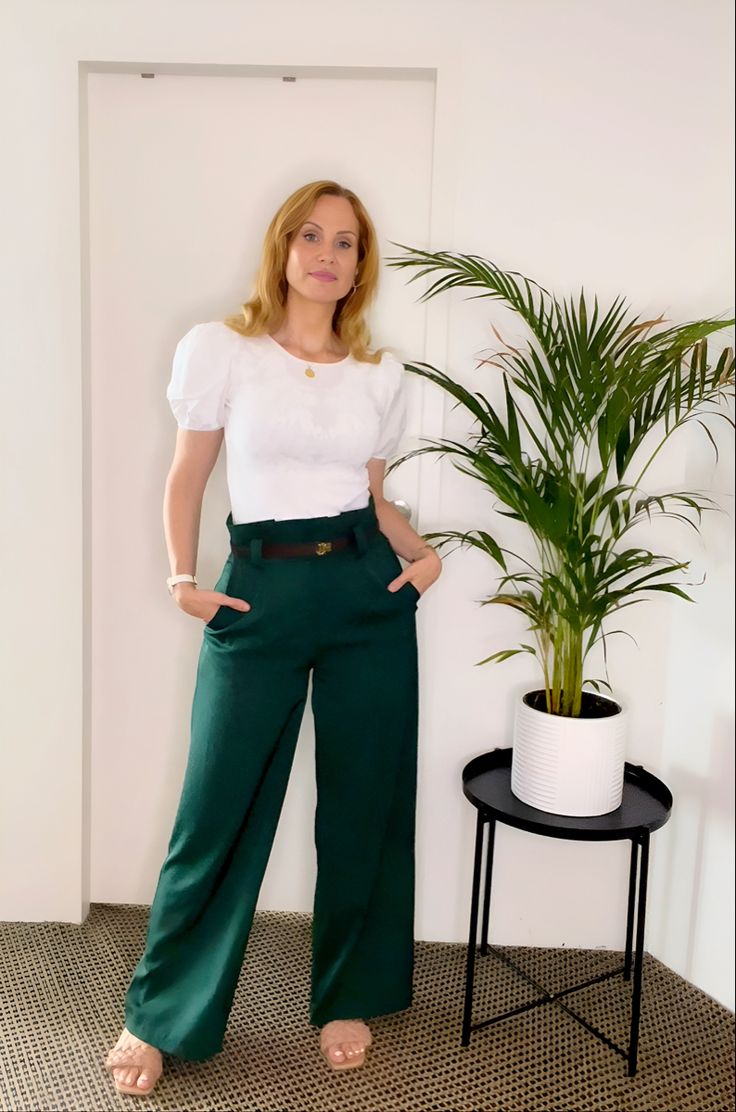 Wide Green Trousers Outfit, Emerald Trousers Outfit, Emerald Pants Outfit Work, Colored Slacks Outfit, Outfit With Green Trousers, Emerald Green Trousers Outfit, Wide Leg Pants Outfit Green, Emerald Green Wide Leg Pants Outfits, Green Wide Leg Pants Outfit Fall